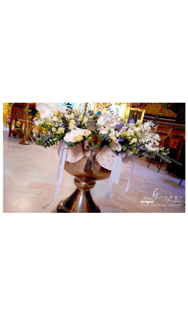 Decor cristelnita botez cu frezii si orhidee albe eucalipt si alte flori secundare 3